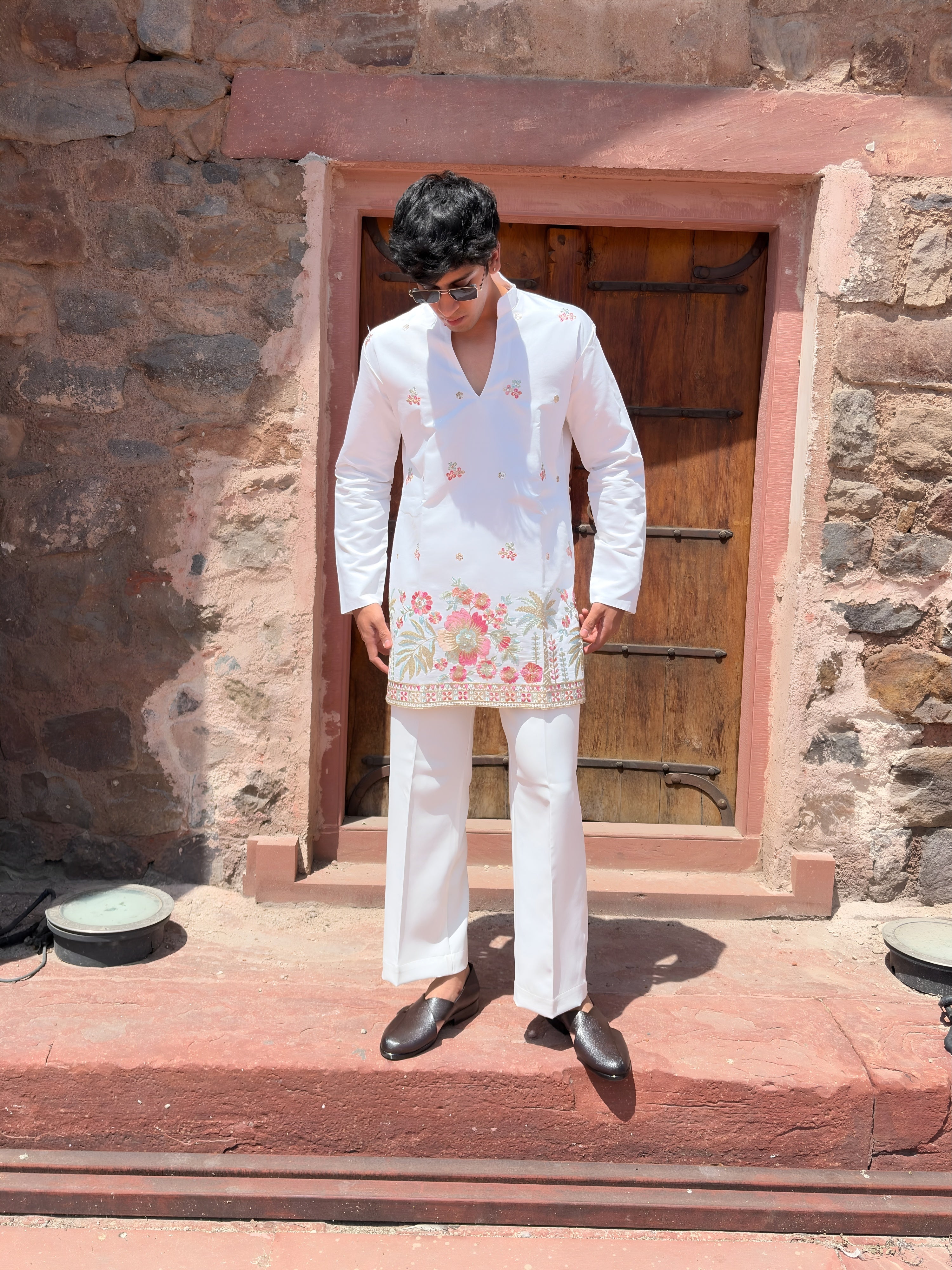 SNOW WHITE TROPICAL EMBROIDERY V-NECK SHORT KURTA